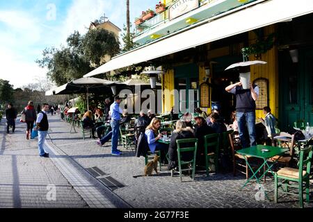 Taverne e ristoranti lungo la via Adrianou pdeestrian a Monastirakiou, Atene, Grecia. Foto Stock