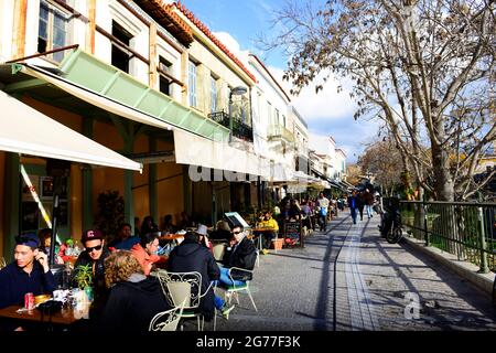 Taverne e ristoranti lungo la via Adrianou pdeestrian a Monastirakiou, Atene, Grecia. Foto Stock