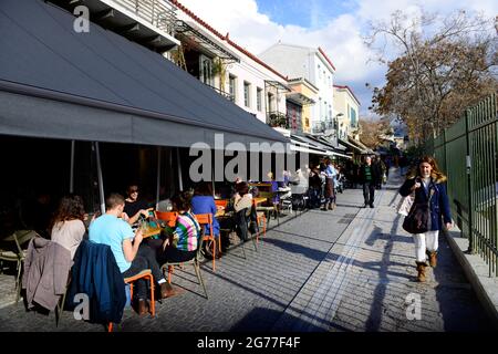 Taverne e ristoranti lungo la via Adrianou pdeestrian a Monastirakiou, Atene, Grecia. Foto Stock
