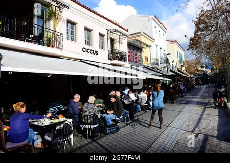 Taverne e ristoranti lungo la via Adrianou pdeestrian a Monastirakiou, Atene, Grecia. Foto Stock