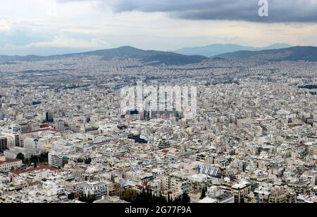 Vista sulla città di Atene, vista dalla cima della collina di Lycabettus. Foto Stock