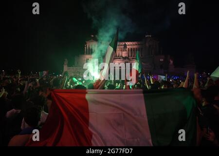 Roma, Italia. 12 luglio 2021. Gli appassionati d'Italia festeggiano dopo che l'Italia ha vinto la partita finale di calcio UEFA EURO 2020, a Roma, Italia, il 12 luglio 2021. Credit: Alberto Lingria/Xinhua/Alamy Live News Foto Stock