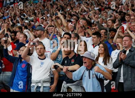 Londra, Gran Bretagna. 11 Luglio 2021. Gli appassionati d'Inghilterra si sono visti durante la finale tra Inghilterra e Italia all'UEFA EURO 2020 a Londra, in Gran Bretagna, il 11 luglio 2021. Credit: Han Yan/Xinhua/Alamy Live News Foto Stock