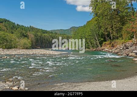 Fiume di montagna costiero che scorre verso l'oceano nel Parco Nazionale Olimpico di Washington Foto Stock