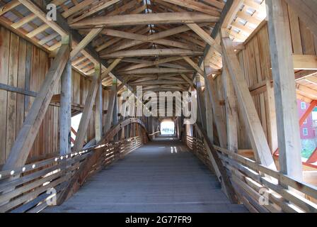 Vista interna di un ponte coperto a Bridgeton, Indiana Foto Stock