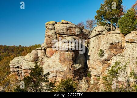 Eroditi e colorati arenaria Bluffs in un giorno di sole nel Giardino degli dei vicino Erode, Illinois Foto Stock