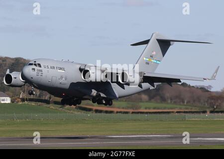 01-0186, un Boeing C-17A Globemaster III gestito dalla USAF in un ruolo strategico di ascensore aereo, all'aeroporto internazionale di Prestwick in Ayrshire, Scozia. Foto Stock