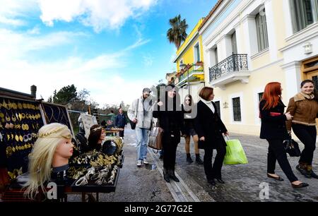 Taverne e ristoranti lungo la via Adrianou pdeestrian a Monastirakiou, Atene, Grecia. Foto Stock