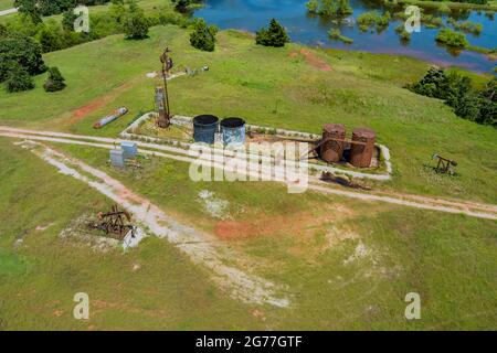 Pompa di lavoro pompa olio pompa martinetto pompando petrolio greggio in campo verde con fuori di erba in Oklahoma USA Foto Stock