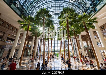 New York, 4 LUGLIO 2021 - Vista interna del Brookfield Place Foto Stock