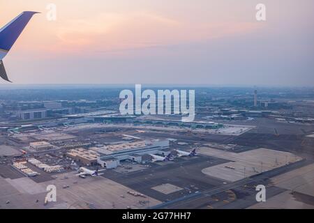 New York, 7 LUGLIO 2021 - Vista aerea dell'Aeroporto Internazionale Liberty di Newark con alcuni aerei FedEx Foto Stock