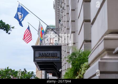 NEW ORLEANS, LA, Stati Uniti d'America - 7 LUGLIO 2021: Di fronte al Roosevelt Hotel nel centro di New Orleans Foto Stock