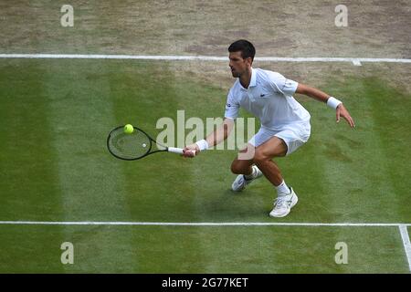 Novak Djokovic (SRB) durante la finale maschile ai Campionati Wimbledon 2021 all'AELTC di Londra, Regno Unito, il 11 luglio 2021. Foto di ABACAPRESS.COM Foto Stock