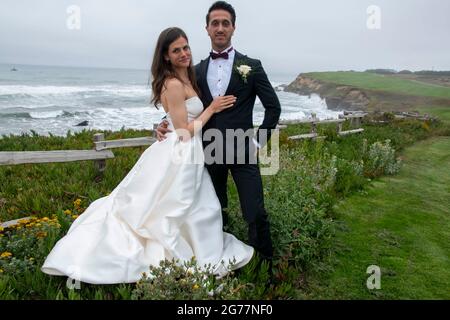 Questo matrimonio si è tenuto su un campo da golf in Half Moon Bay, San Mateo County, CA, USA sotto il cielo sovrastato. Foto Stock