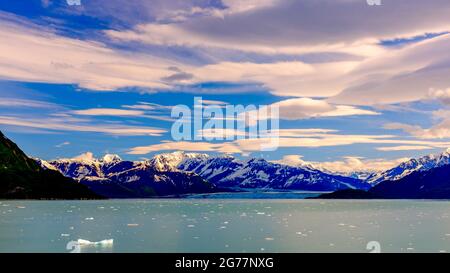 Il Ghiacciaio Hubbard e le montagne inneve in Alaska Foto Stock