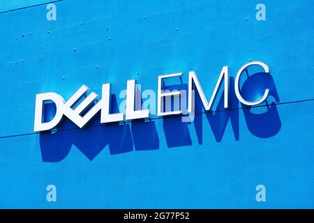 Logo Dell EMC, firma sulla facciata dell'ufficio della società di archiviazione dei dati del computer in Silicon Valley - Santa Clara, California, USA - 2021 Foto Stock