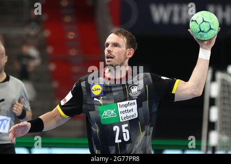 Norimberga, Germania. 11 Luglio 2021. Pallamano: Partita internazionale, Germania - Egitto nell'Arena Nürnberger Versicherung. Kai Häfner dalla Germania gioca la palla. Credit: Daniel Karmann/dpa/Alamy Live News Foto Stock