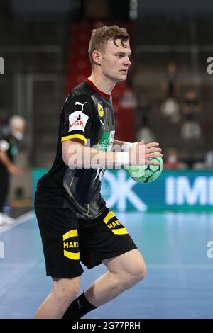 Norimberga, Germania. 11 Luglio 2021. Pallamano: Partita internazionale, Germania - Egitto nell'Arena Nürnberger Versicherung. Timo Kastening dalla Germania gioca la palla. Credit: Daniel Karmann/dpa/Alamy Live News Foto Stock