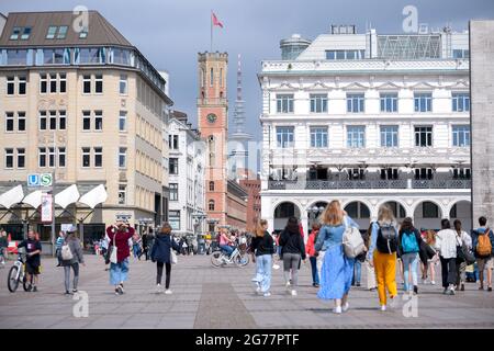 Amburgo, Germania. 10 luglio 2021. Passers-by sul Rathausmarkt vicino all'Alsterarkaden di fronte al Passagenviertel e la torre della televisione. Credit: Jonas Walzberg/dpa/Alamy Live News Foto Stock