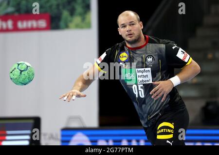 Norimberga, Germania. 11 Luglio 2021. Pallamano: Partita internazionale, Germania - Egitto nell'Arena Nürnberger Versicherung. Paul Drux dalla Germania gioca la palla. Credit: Daniel Karmann/dpa/Alamy Live News Foto Stock