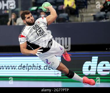 Norimberga, Germania. 11 Luglio 2021. Pallamano: Partita internazionale, Germania - Egitto nell'Arena Nürnberger Versicherung. Ahmed Adel dall'Egitto gioca la palla. Credit: Daniel Karmann/dpa/Alamy Live News Foto Stock