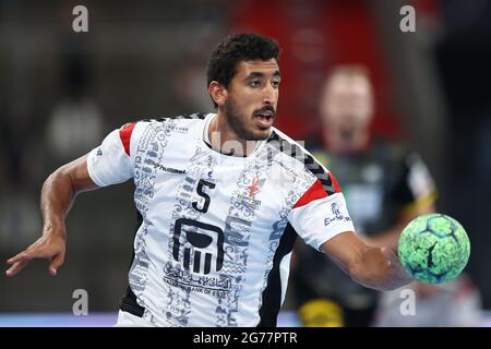 Norimberga, Germania. 11 Luglio 2021. Pallamano: Partita internazionale, Germania - Egitto nell'Arena Nürnberger Versicherung. Jahia Omar dall'Egitto gioca la palla. Credit: Daniel Karmann/dpa/Alamy Live News Foto Stock