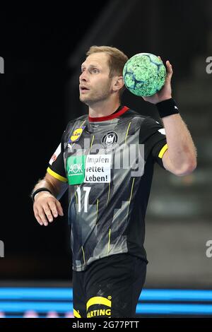 Norimberga, Germania. 11 Luglio 2021. Pallamano: Partita internazionale, Germania - Egitto nell'Arena Nürnberger Versicherung. Steffen Weinhold dalla Germania gioca la palla. Credit: Daniel Karmann/dpa/Alamy Live News Foto Stock