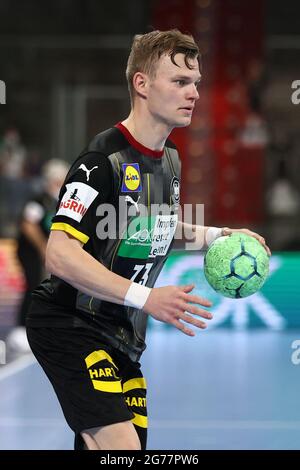 Norimberga, Germania. 11 Luglio 2021. Pallamano: Partita internazionale, Germania - Egitto nell'Arena Nürnberger Versicherung. Timo Kastening dalla Germania gioca la palla. Credit: Daniel Karmann/dpa/Alamy Live News Foto Stock