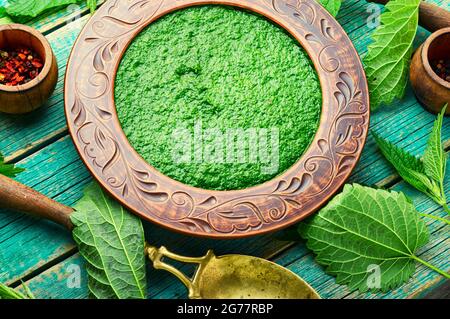 Zuppa di ortica verde estiva. Ortica fresca. Zuppa di crema. Cibo vegetariano Foto Stock