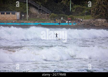 Palm Beach Sydney, surfista australiano che cavalca le grandi onde oceaniche su un inverno in Australia Foto Stock