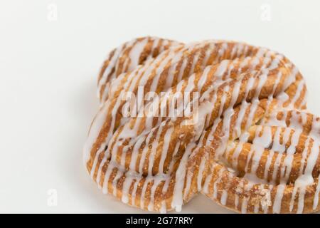 Rotolo di cannella o panna alla cannella Dessert su sfondo bianco panetterie classiche americane o francesi. Foto Stock