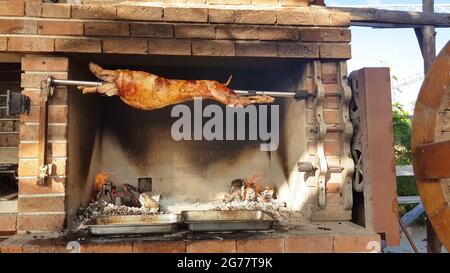 Spit agnelli arrosto, tradizionale modo di tostare agnelli su una sputa di rotisserie in Bulgaria. Cucinando e arrostendo l'agnello intero ha chiamato cheverme ad un ristoratore Foto Stock