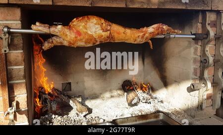 Spit agnelli arrosto, tradizionale modo di tostare agnelli su una sputa di rotisserie in Bulgaria. Cucinando e arrostendo l'agnello intero ha chiamato cheverme ad un ristoratore Foto Stock