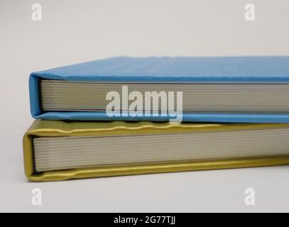 Pila di libri blu e oro rilegati in pelle Foto Stock