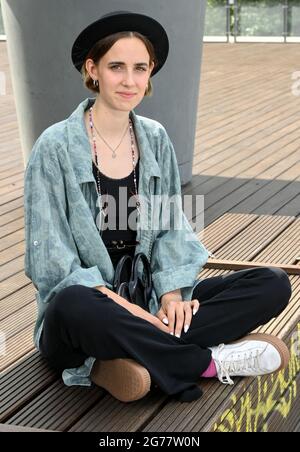 Berlino, Germania. 02 luglio 2021. Il futuro rabbino Helene Braun siede a zampe sul pavimento al Tempodrom di Berlino a Kreuzberg. Ritiene 'totalmente sbagliato' che l'ebraismo sia spesso discusso solo nelle lezioni di storia e solo in relazione all'Olocausto. Lo studente di 24 anni dell'Abraham Geiger College di Potsdam ha dichiarato in un'intervista con la Deutsche Presse-Agentur che anche il giudaismo vivente dovrebbe essere discusso più al di fuori delle lezioni di storia. (Al Rabbi aspirante dpa: Il Giudaismo non solo nelle lezioni di storia) Credit: Jens Kalaene/dpa-Zentralbild/dpa/Alamy Live News Foto Stock