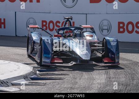 NEW YORK, NY - LUGLIO 10: Robin Frijns (auto n. 4) di Envision Virgin Racing guida durante il Campionato ABB FIA Formula e, New York City e-Prix Round 10, il 10 luglio 2021 nel quartiere Brooklyn di New York City. Credit: Ron Adar/Alamy Live News Foto Stock