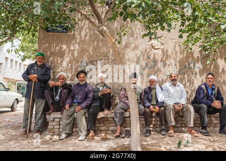 Vecchi amici che siedono e riposano sotto l'ombra dell'albero, Tus(Tous), sobborgo di Mashhad, Provincia di Razavi Khorasan, Iran, Persia, Asia occidentale, Asia Foto Stock