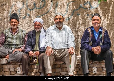 Vecchi amici che siedono e riposano sotto l'ombra dell'albero, Tus(Tous), sobborgo di Mashhad, Provincia di Razavi Khorasan, Iran, Persia, Asia occidentale, Asia Foto Stock