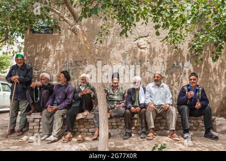 Vecchi amici che siedono e riposano sotto l'ombra dell'albero, Tus(Tous), sobborgo di Mashhad, Provincia di Razavi Khorasan, Iran, Persia, Asia occidentale, Asia Foto Stock