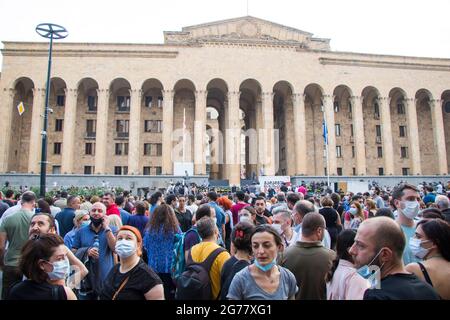 Tbilisi, Georgia - 11 luglio 2021: La manifestazione è stata organizzata a causa della morte di un giornalista che è stato picchiato durante l'evento Tbilisi Pride. Foto Stock