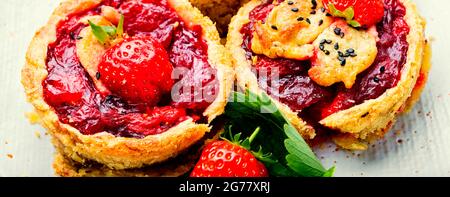 Deliziosi tartlet con marmellata di frutti di bosco. Cuocete con fragole. Foto Stock