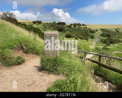 Scogliere di dover National Park, sentiero pubblico, a piedi da dover al faro. Foto Stock