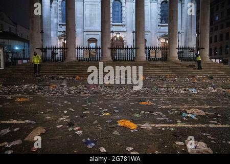 Londra, Regno Unito. 12 luglio 2021. Dopo la finale europea di Trafalgar Square, i lavoratori si sono visti pulire. La squadra maschile italiana ha ottenuto la vittoria sull'Inghilterra nella finale UEFA EURO 2020 al Wembley Stadium di Londra la stessa sera, vincendo il torneo per la prima volta da quando ha ospitato il concorso nel 1968 Credit: SOPA Images Limited/Alamy Live News Foto Stock