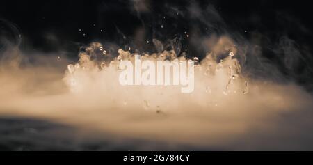 BANNER astratto. Vera nube di fumo Mystic con gocce d'acqua che esplodano, movimento del mosca del vapore, sfondo scuro. Esperimento chimico, aromaterapia, bevanda bruciata Foto Stock