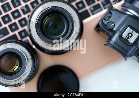 Obiettivi per fotocamere con laptop su desktop Foto Stock