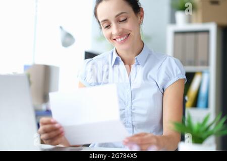 Felice luogo millennial della ragazza si sentono eccitati leggendo le buone notizie nella lettera di paperwork postale Foto Stock