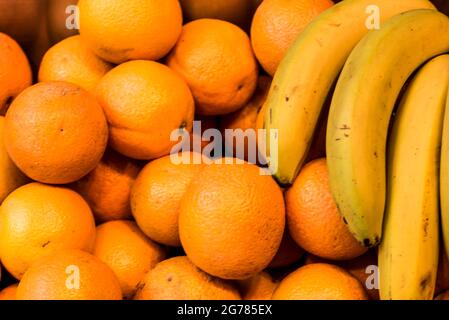 Alkmaar, Paesi Bassi, giugno 2021. Primo piano di arance e altri frutti. Foto di alta qualità Foto Stock