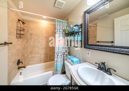 Interno del bagno con finiture antiche e pareti in piastrelle di ceramica Foto Stock