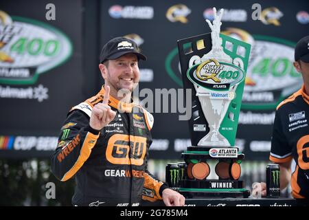 Hampton, GA, Stati Uniti. 11 Luglio 2021. Il pilota della NASCAR Cup Series Kurt Busch si pone con il trofeo dopo aver vinto il Quaker state 400 all'Atlanta Motor Speedway di Hampton, Georgia. Austin McAfee/CSM/Alamy Live News Foto Stock