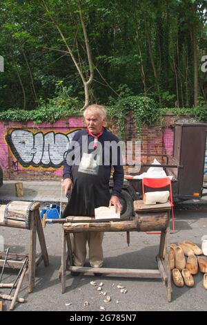 Doel, Belgio, 11 agosto 2019, artigiani, anziani grigio uomo è un Clog maker per professione Foto Stock